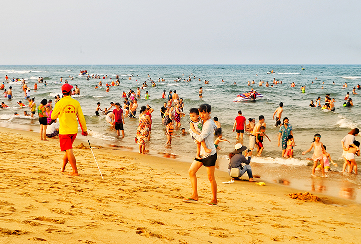 Nhiều bãi biển đẹp của Quảng Bình là điểm đến hấp dẫn khách du lịch.