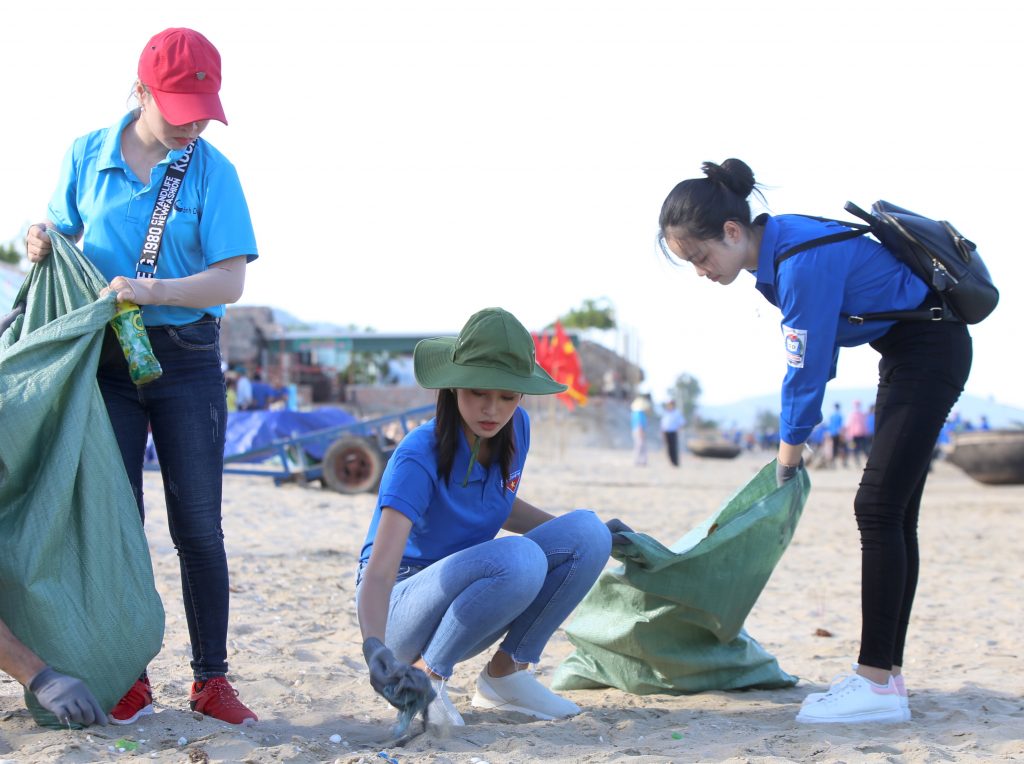 Hoa hậu Tiểu Vy nhặt rác trên bãi biển Cảnh Dương