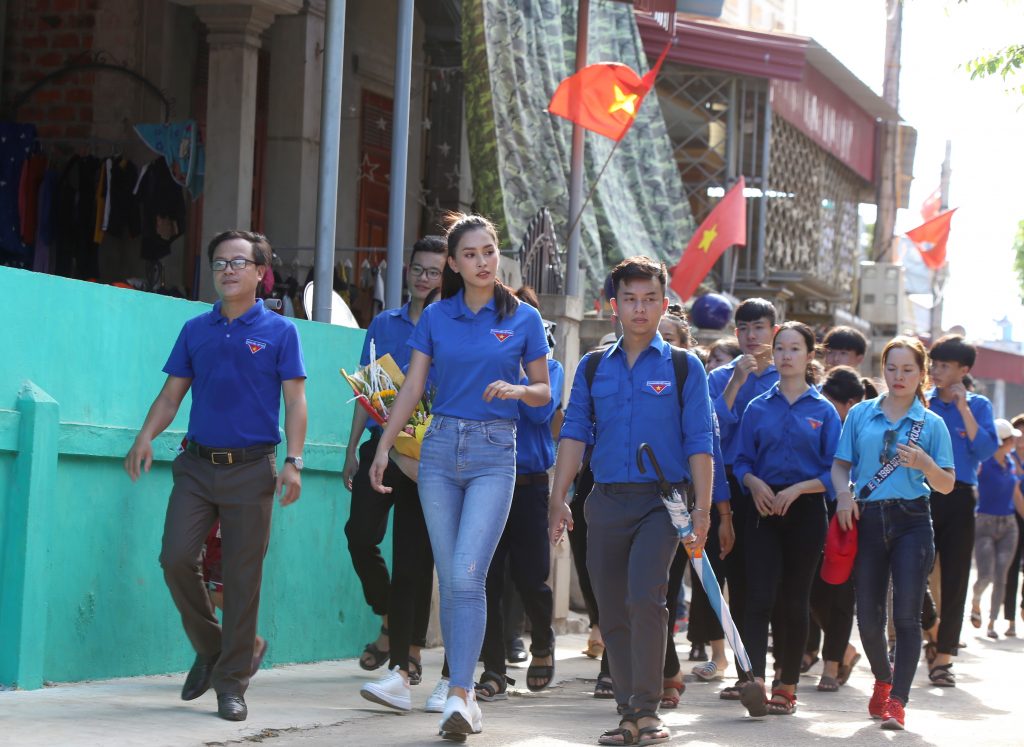 Hoa hậu Tiểu Vy tham quan những con đường bích hoạ tại Cảnh Dương (Quảng Trạch - Quảng Bình)