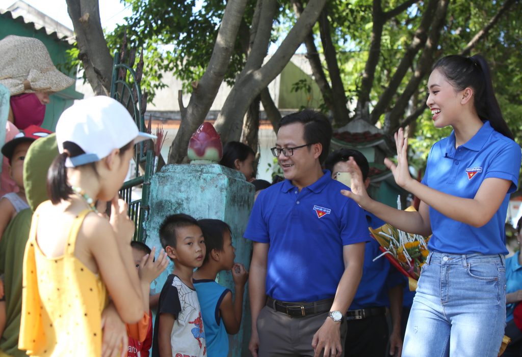 Hoa hậu Tiểu Vy cùng nói chuyện với các em nhỏ làng Cảnh Dương