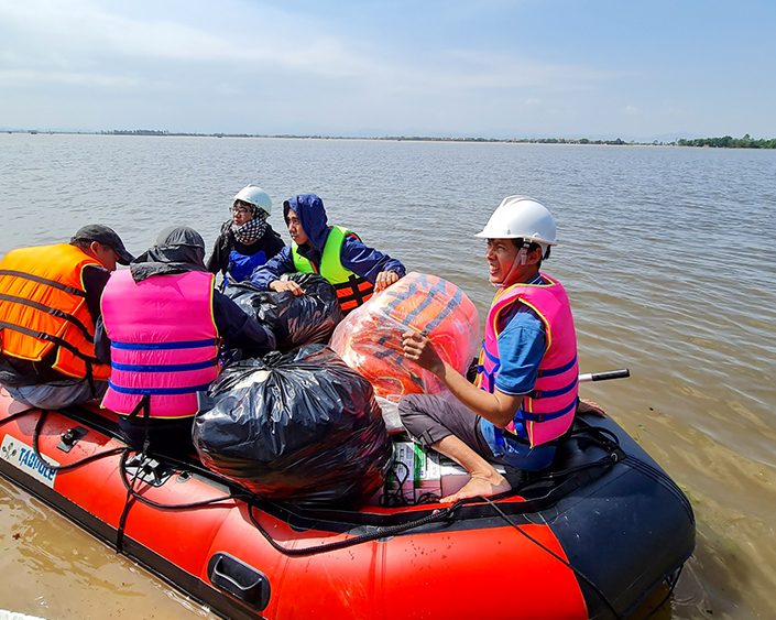 chi doan so du lich quang binh cung doan tu thien travel blogger ngo tran hai an ho tro ba con vung lu 03