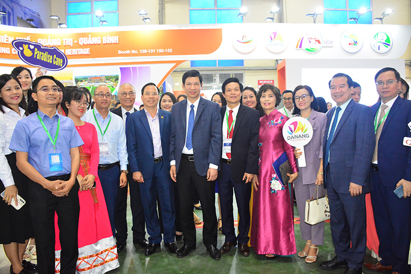 Đồng chí Thứ trưởng Bộ Văn hóa-Thể thao và Du lịch Hồ An Phong cùng các đại biểu tham quan gian hàng của 5 địa phương miền Trung