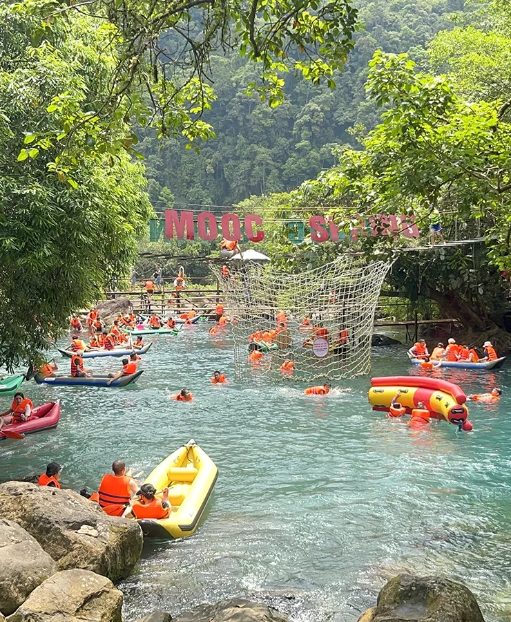 Trang chủ 109 Quảng Bình đón “sóng” du khách dịp lễ