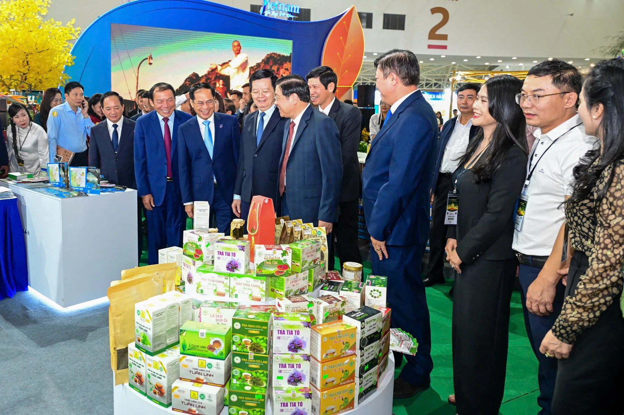 QUẢNG TRỊ GHI DẤU ẤN TẠI HỘI CHỢ MÙA THU 2025: GIAN HÀNG DU LỊCH – ẨM THỰC HẤP DẪN, TRẢI NGHIỆM ĐẬM BẢN SẮC 62 QUẢNG TRỊ GHI DẤU ẤN TẠI HỘI CHỢ MÙA THU 2025: GIAN HÀNG DU LỊCH – ẨM THỰC HẤP DẪN, TRẢI NGHIỆM ĐẬM BẢN SẮC