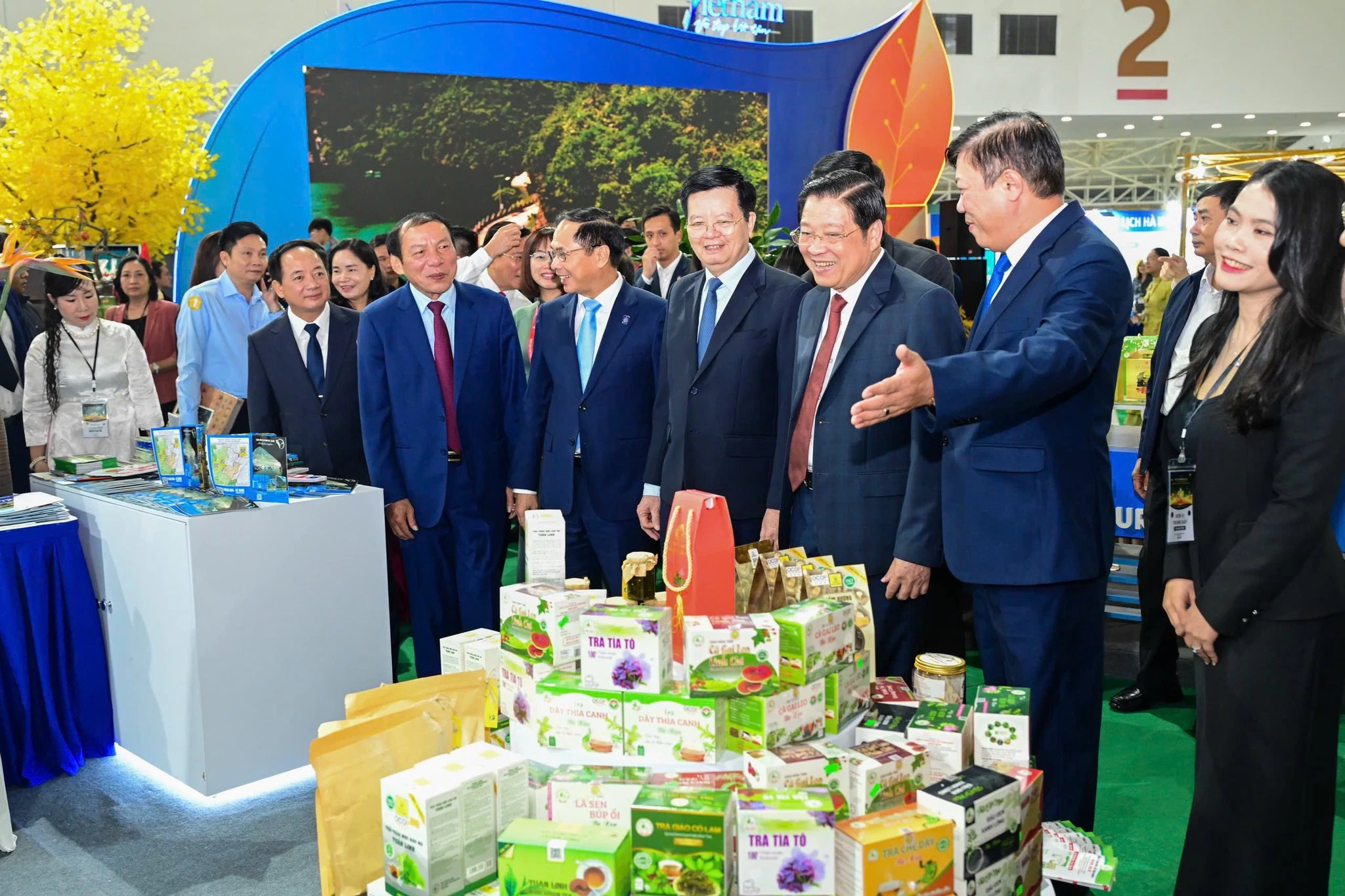 QUẢNG TRỊ GHI DẤU ẤN TẠI HỘI CHỢ MÙA THU 2025: GIAN HÀNG DU LỊCH – ẨM THỰC HẤP DẪN, TRẢI NGHIỆM ĐẬM BẢN SẮC 60 QUẢNG TRỊ GHI DẤU ẤN TẠI HỘI CHỢ MÙA THU 2025: GIAN HÀNG DU LỊCH – ẨM THỰC HẤP DẪN, TRẢI NGHIỆM ĐẬM BẢN SẮC