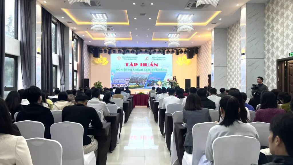 Hơn 100 học viên tham gia tập huấn nghiệp vụ khách sạn, nhà hàng