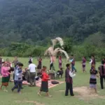 Khi người Bru -Vân Kiều làm du lịch