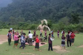 Khi người Bru -Vân Kiều làm du lịch