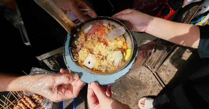 Bánh Mì Chảo Mai Hắc Đế 2026: Món Đường Phố Nổi Bật, Giá Bao Nhiêu Và Nên Ăn Ở Đâu?