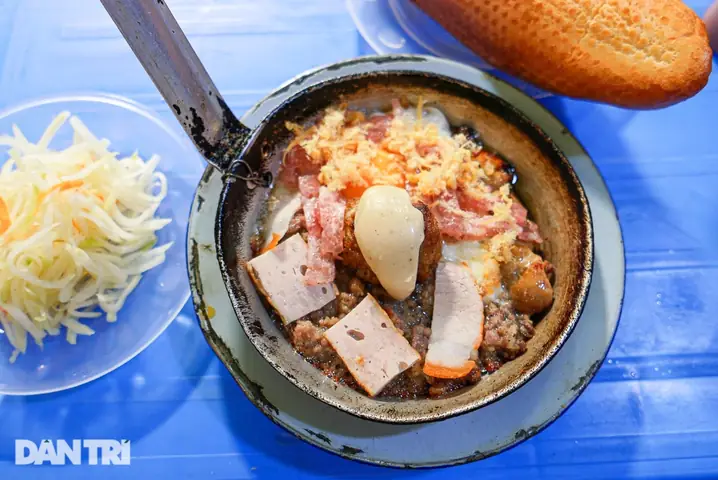 Bánh Mì Chảo Mai Hắc Đế 2026: Món Đường Phố Nổi Bật, Giá Bao Nhiêu Và Nên Ăn Ở Đâu?