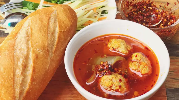 Bánh Mì Xá Xíu Đà Lạt 2026: Hành Trình Tìm Kiếm Vị Ngon "thần Thánh" Giữa Sương Mù - Review Chi Tiết Top Quán Nên Mua, Giá Cả & Bí Quyết Chọn Đúng Chất