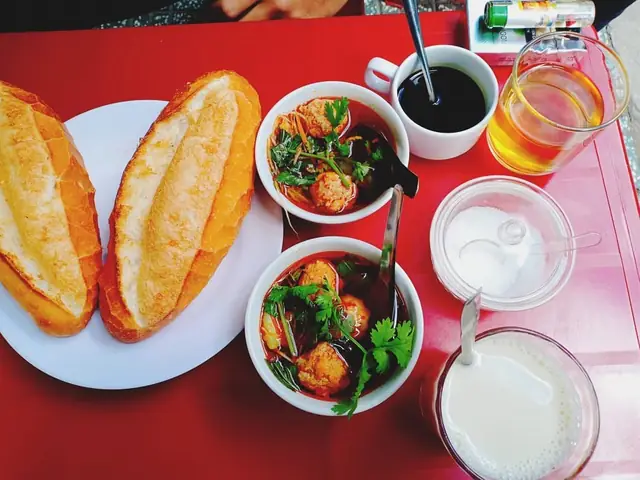 Bánh Mì Xá Xíu Đà Lạt 2026: Hành Trình Tìm Kiếm Vị Ngon "thần Thánh" Giữa Sương Mù - Review Chi Tiết Top Quán Nên Mua, Giá Cả & Bí Quyết Chọn Đúng Chất