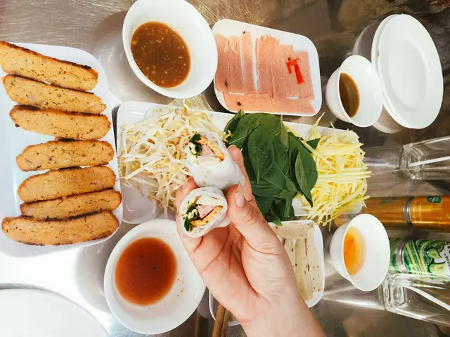 Bánh Ướt Chồng Dĩa Đà Lạt 2026: Hương Vị Đậm Đà Của Sương Mù, Bí Quyết Ăn Ngon & Top 5 Quán "chuẩn" Nhất Không Thể Bỏ Lỡ