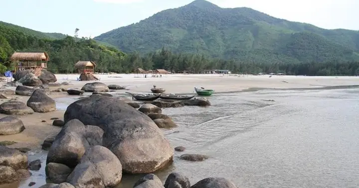 Biển Lộc Bình Phú Lộc Thừa Thiên Huế: Thiên Đường Biển Hoang Sơ Đẹp Như Tranh Vẽ Năm 2026 Biển Lộc Bình Phú Lộc Thừa Thiên Huế: Thiên Đường Biển Hoang Sơ Đẹp Như Tranh Vẽ Năm 2026