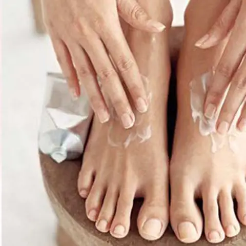 Bí Quyết Chăm Sóc Bàn Chân Đẹp, Mịn Màng Tại Nhà Chuẩn Spa Năm 2026