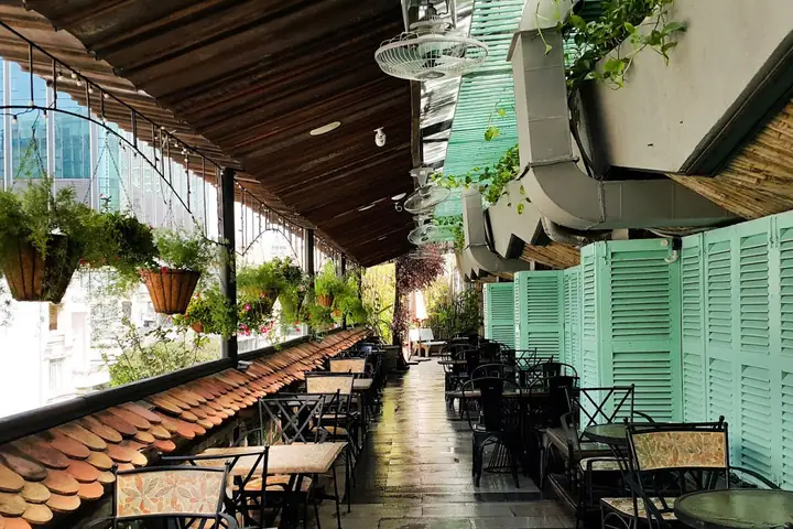 Cafe Cô Ba Sài Gòn Rooftop 2026: Review Chi Tiết Giá Cả, Menu, Không Gian & Trải Nghiệm Thực Tế – Đáng Để Ghé Hay Chỉ "sống Ảo"?