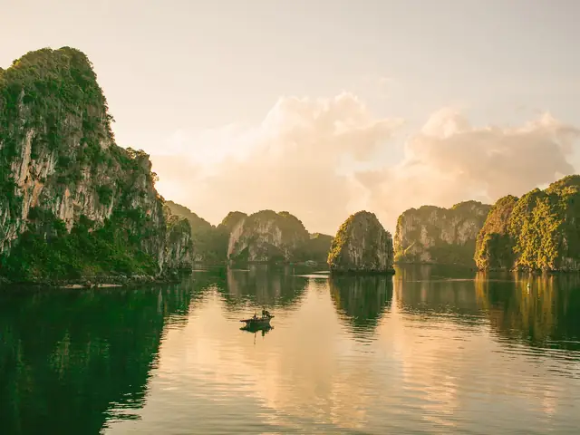 Vịnh Hạ Long 2026: Những Cảm Nhận Mới Từ Di Sản Thiên Nhiên Sau Đại Dịch Và Hành Trình Chuyển Hướng Bền Vững