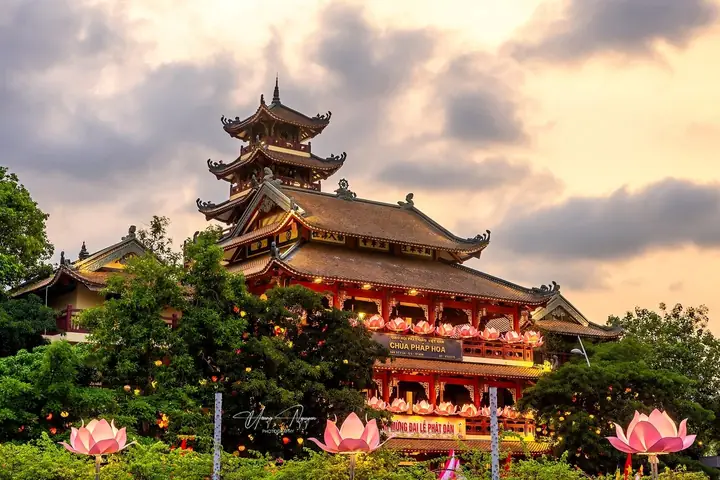 Chùa Pháp Hoa Lê Văn Sỹ: Nét Đẹp Cổ Kính Giữa Sài Gòn Hiện Đại – Hướng Dẫn Du Lịch, Lịch Phật Sự Và Trải Nghiệm 2026
