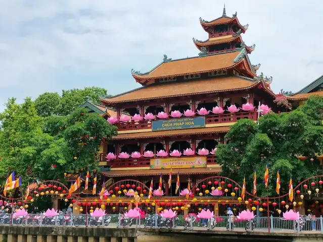 Chùa Pháp Hoa Lê Văn Sỹ: Nét Đẹp Cổ Kính Giữa Sài Gòn Hiện Đại – Hướng Dẫn Du Lịch, Lịch Phật Sự Và Trải Nghiệm 2026
