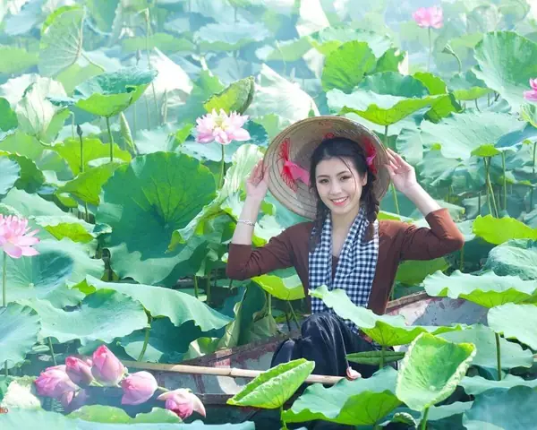 Chụp Ảnh Với Sen Mặc Gì: Hướng Dẫn Chi Tiết Trang Phục, Màu Sắc Và Kiểu Dáng "chuẩn Không Cần Chỉnh" Cho Mùa Sen 2026