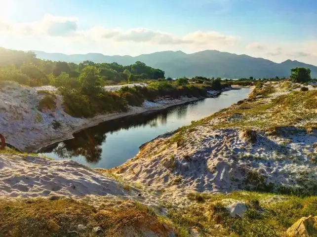 Dòng Sông Đôi Bờ Cát Trắng Quan Lạn 2026: Điểm Đến Thiên Nhiên Kỳ Vĩ Ở Vân Đôn, Giá Tour, Review Và Nên Mua Gì?
