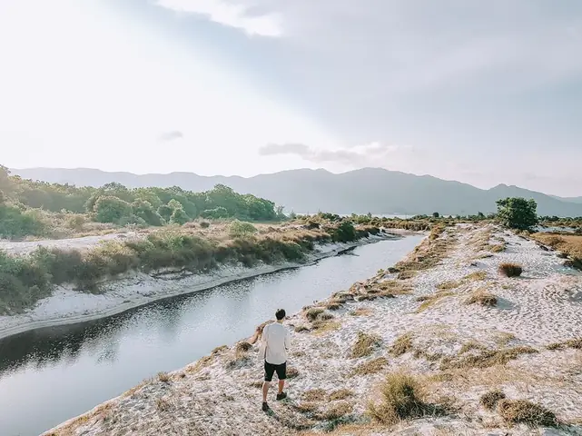 Dòng Sông Đôi Bờ Cát Trắng Quan Lạn 2026: Điểm Đến Thiên Nhiên Kỳ Vĩ Ở Vân Đôn, Giá Tour, Review Và Nên Mua Gì?