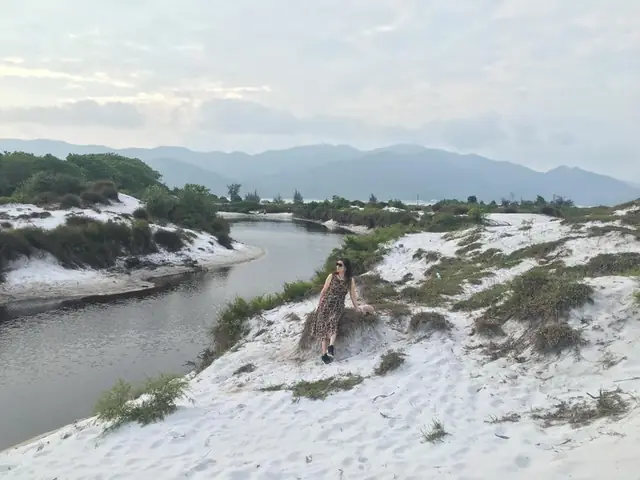 Dòng Sông Đôi Bờ Cát Trắng Quan Lạn 2026: Điểm Đến Thiên Nhiên Kỳ Vĩ Ở Vân Đôn, Giá Tour, Review Và Nên Mua Gì?
