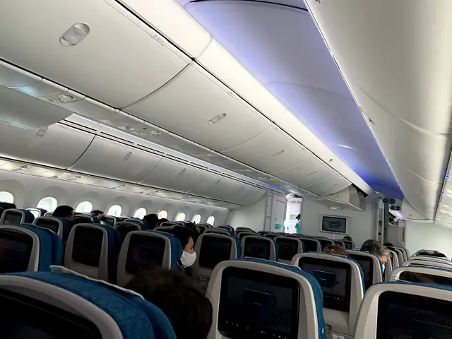Giá Vé Máy Bay Hạng Phổ Thông Năm 2026: Xu Hướng, Bí Quyết Săn Vé Rẻ Và Dự Báo Thị Trường