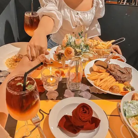 Top 50+ Hình Ảnh Đi Ăn Với Người Yêu 2026: Góc Chụp "sống Ảo" Cực Chill, Caption Ngon "nhức Nách" Tim Người Thương