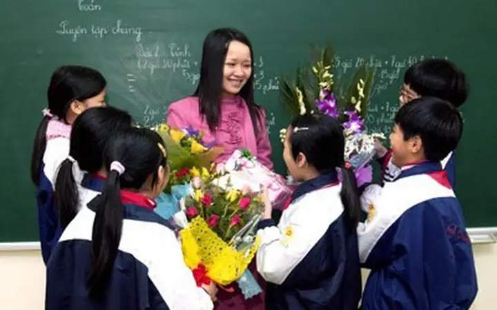 Bộ Sưu Tập Hình Ảnh Học Sinh Tặng Hoa Cho Cô Giáo: Những Khoảnh Khắc Đầy Yêu Thương Và Ý Nghĩa Năm 2026