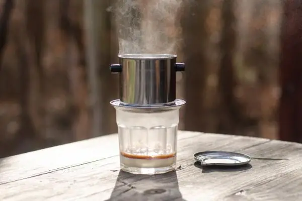 Cà Phê Sữa Đá Việt Nam Có Bao Nhiêu Caffeine? Phân Tích Chi Tiết & So Sánh Mới Nhất Năm 2026