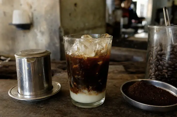 Cà Phê Sữa Đá Việt Nam Có Bao Nhiêu Caffeine? Phân Tích Chi Tiết & So Sánh Mới Nhất Năm 2026