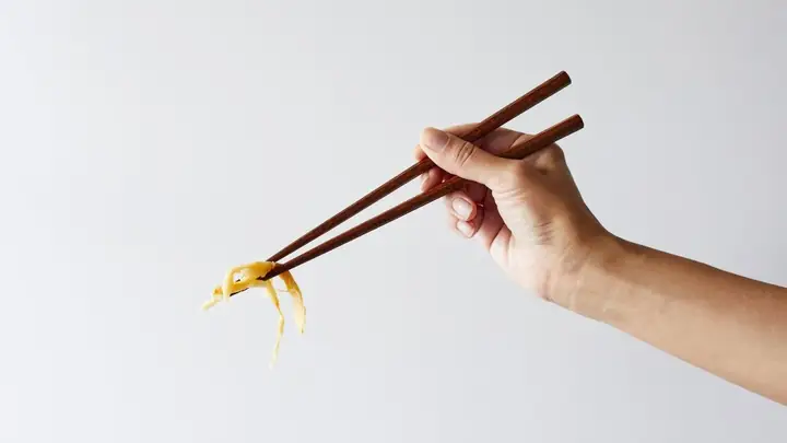 Cách Cầm Đũa Ăn Chuẩn Và Đúng Quy Tắc: Hướng Dẫn Chi Tiết Từ A-Z Cho Người Mới Bắt Đầu (cập Nhật 2026)
