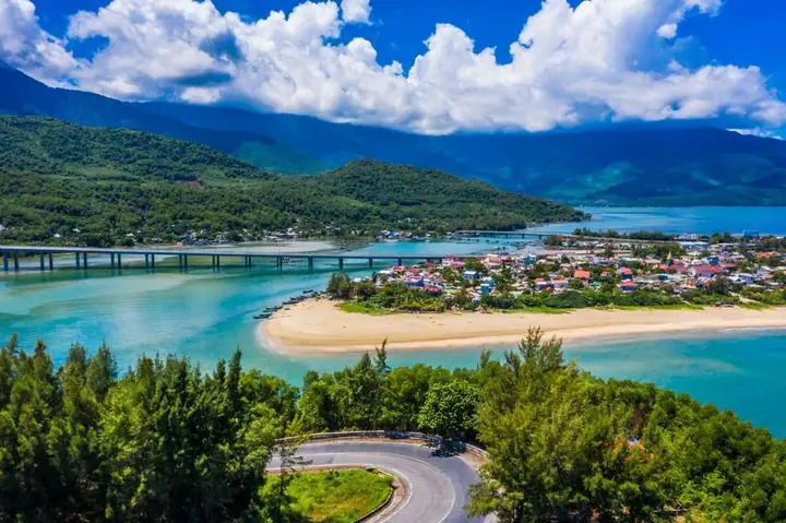 Khoảng Cách Từ Sân Bay Huế Đến Lăng Cô Tự Đức: 20 Km, 25–35 Phút Và Cách Đi Tiện Lợi Nhất Khoảng Cách Từ Sân Bay Huế Đến Lăng Cô Tự Đức: 20 Km, 25–35 Phút Và Cách Đi Tiện Lợi Nhất