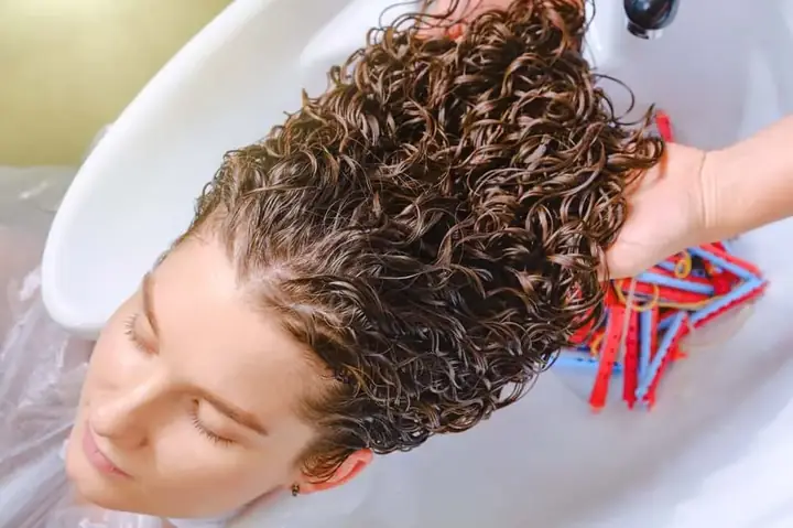 Làm Tóc Xoăn Có Hại Không? Phân Tích Sâu Về Tác Hại, Cách Khắc Phục Và Xu Hướng An Toàn Năm 2026