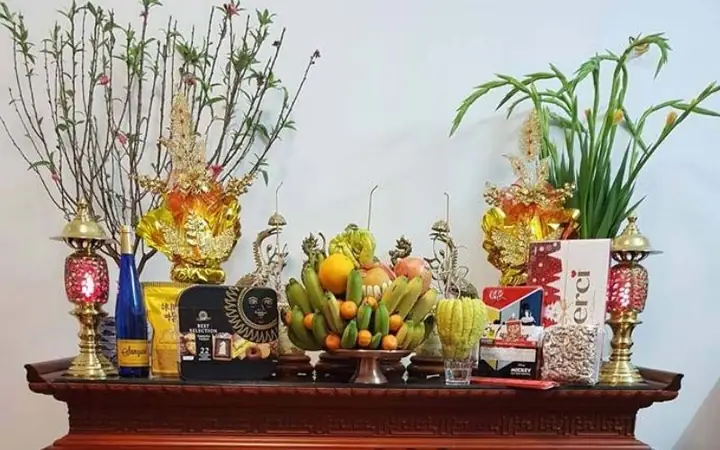 Mâm Ngũ Quả Đặt Trước Hay Sau Bát Hương? Quy Tắc Chuẩn Theo Phong Thủy Và Văn Hóa Việt 2026