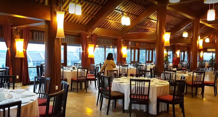 Nhà Hàng Cổ Ngư Hạ Long 2026: Địa Chỉ "chạm" Vị Biển Châu Âu Đẳng Cấp, Không Gian Cổ Kính Độc Đáo Giữa Tim Vịnh