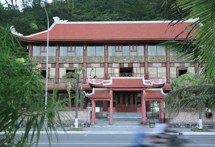 Nhà Hàng Cổ Ngư Hạ Long 2026: Địa Chỉ "chạm" Vị Biển Châu Âu Đẳng Cấp, Không Gian Cổ Kính Độc Đáo Giữa Tim Vịnh