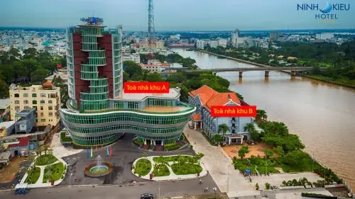 Top 10+ Nhà Hàng Nổi Bến Ninh Kiều Cần Thơ 2026: Địa Điểm Ăn Ngon, View Sông Hậu Giang Tuyệt Đẹp Không Thể Bỏ Lỡ