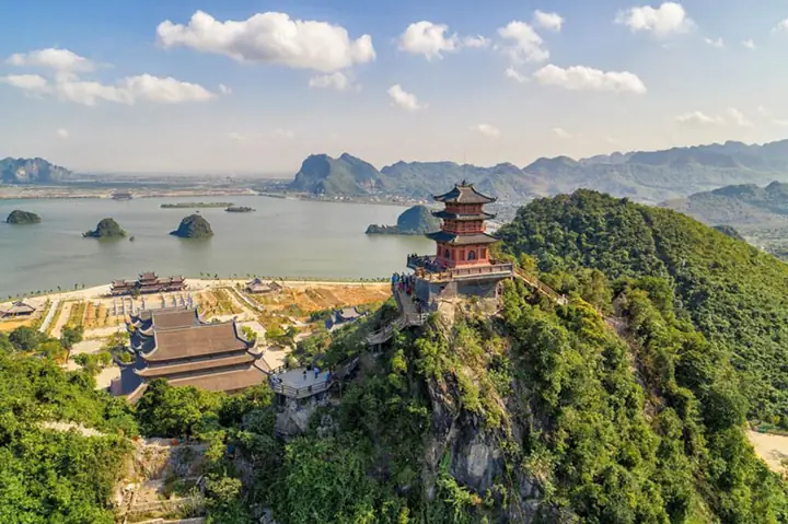 Tại Sao Gọi Là Chùa Tam Chúc? Nguồn Gốc Tên Gọi, Ý Nghĩa Và Những Điều Cần Biết Năm 2026 Tại Sao Gọi Là Chùa Tam Chúc? Nguồn Gốc Tên Gọi, Ý Nghĩa Và Những Điều Cần Biết Năm 2026