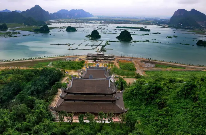 Tại Sao Gọi Là Chùa Tam Chúc? Nguồn Gốc Tên Gọi, Ý Nghĩa Và Những Điều Cần Biết Năm 2026 Tại Sao Gọi Là Chùa Tam Chúc? Nguồn Gốc Tên Gọi, Ý Nghĩa Và Những Điều Cần Biết Năm 2026