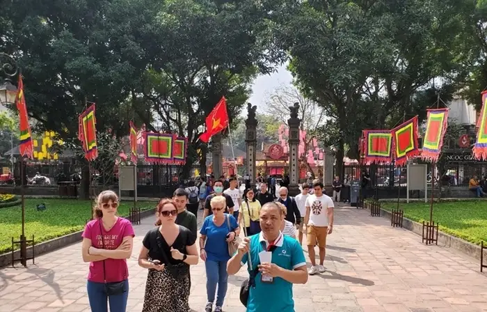 Tiền Tip Cho Hướng Dẫn Viên Du Lịch Trong Nước Năm 2026: Chuẩn Mực Mới, Văn Hóa Cho & Kinh Nghiệm Thực Tế Để Không "lỡ Màng"