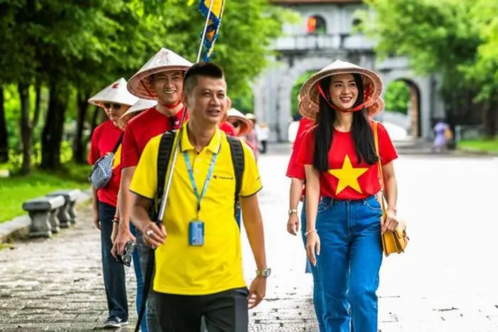 Tiền Tip Cho Hướng Dẫn Viên Du Lịch Trong Nước Năm 2026: Chuẩn Mực Mới, Văn Hóa Cho & Kinh Nghiệm Thực Tế Để Không "lỡ Màng"