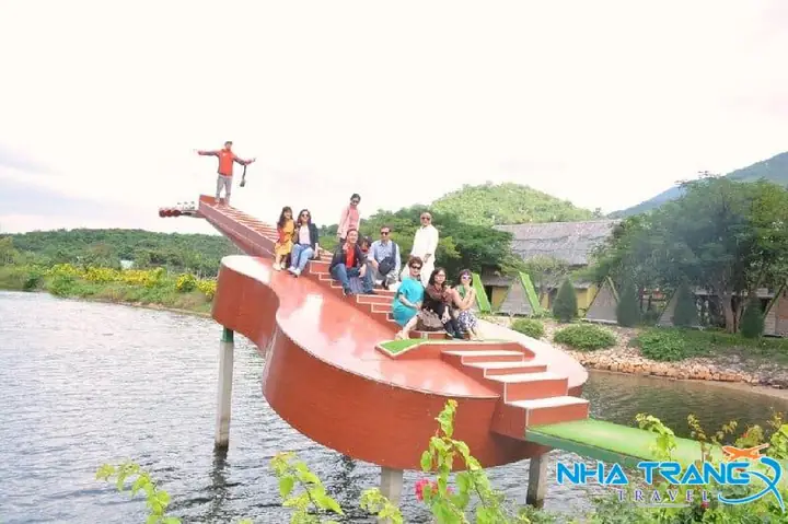 Tour Đảo Khỉ Suối Hoa Lan 2026: Trải Nghiệm Thiên Nhiên Hoang Sơ & Vui Chơi Cùng "chúa Tể" Rừng Xanh Tour Đảo Khỉ Suối Hoa Lan 2026: Trải Nghiệm Thiên Nhiên Hoang Sơ & Vui Chơi Cùng "chúa Tể" Rừng Xanh