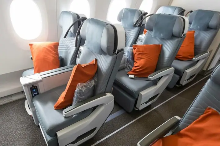Vé Máy Bay Hạng Premium Economy Là Gì? Trải Nghiệm Bay Cao Cấp Giá Tối Ưu Năm 2026