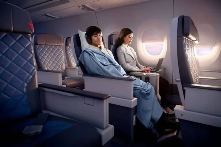 Vé Máy Bay Hạng Premium Economy Là Gì? Trải Nghiệm Bay Cao Cấp Giá Tối Ưu Năm 2026