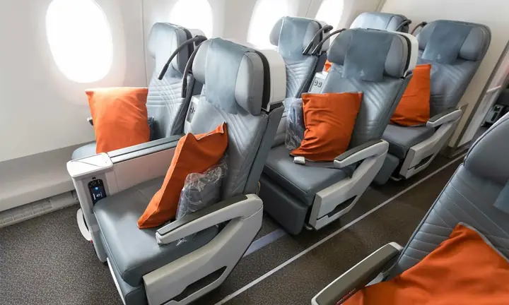 Vé Máy Bay Hạng Premium Economy Là Gì? Trải Nghiệm Bay Cao Cấp Giá Tối Ưu Năm 2026