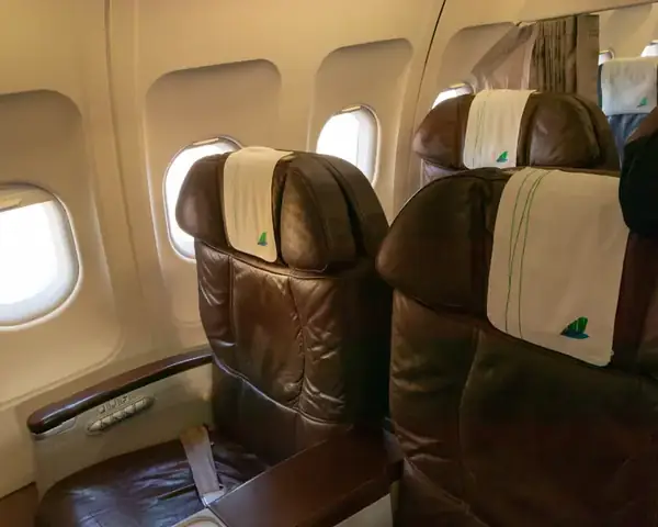 Vé Máy Bay Hạng Premium Economy Là Gì? Trải Nghiệm Bay Cao Cấp Giá Tối Ưu Năm 2026